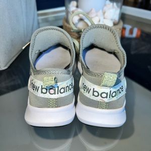 Size 6 women’s new balance tennis shoes